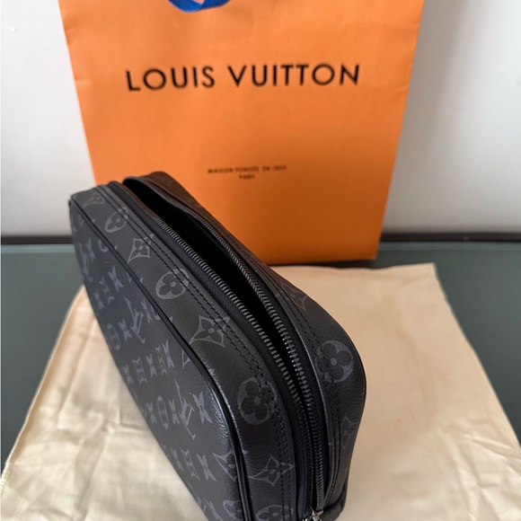 Louis Vuitton - Picture 3 of 8